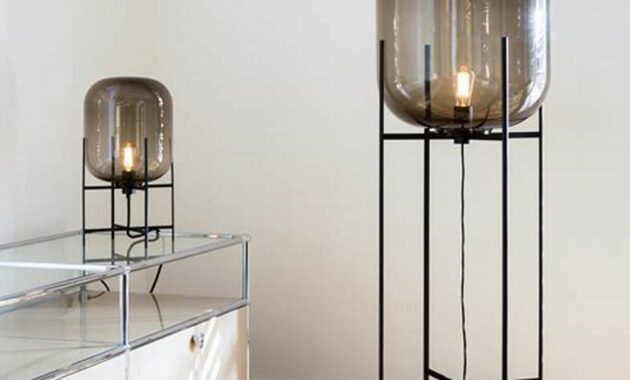 Stehlampen mit eleganter Glaskugel: Ein zeitloser Klassiker der Beleuchtung